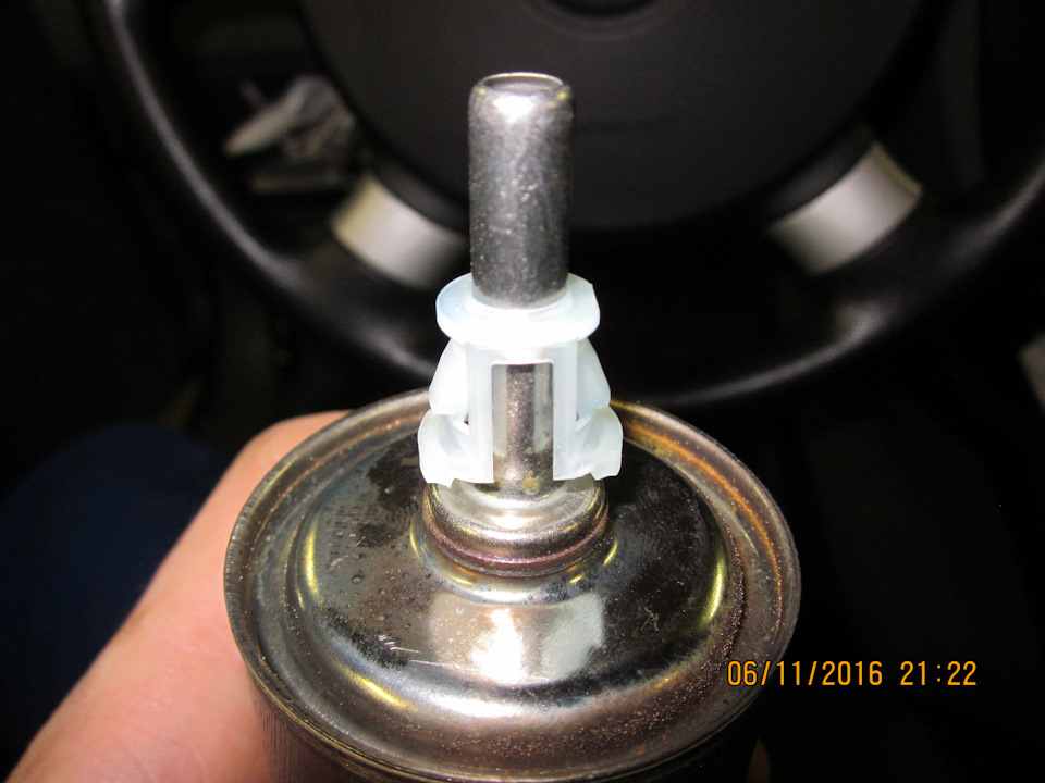 …надевается на передний штуцер топливного фильтра. — Daewoo Gentra