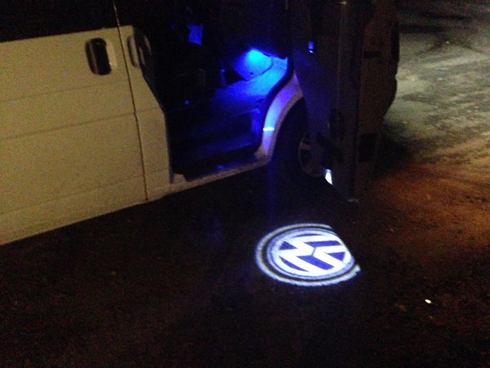 Подсветка дверей с лого VW — Volkswagen Transporter T4, 2,5 л, 2003 ...