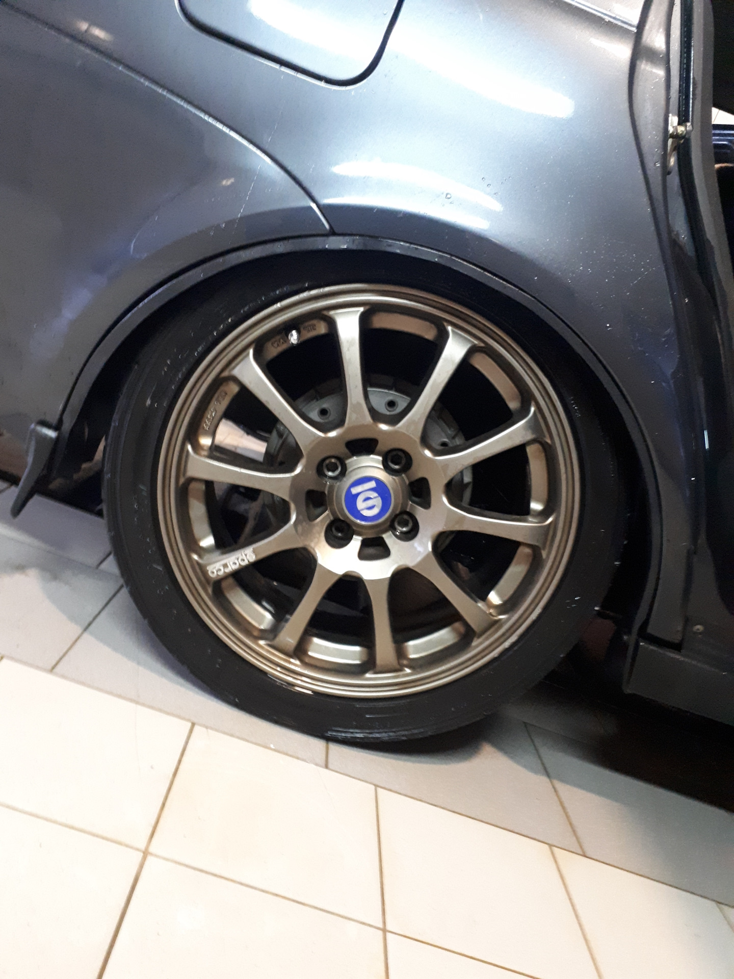 Перекрасил родные диски (цвет мокрый асфальт) - Mazda 6 (2G) GH, 2 л, 2011 года