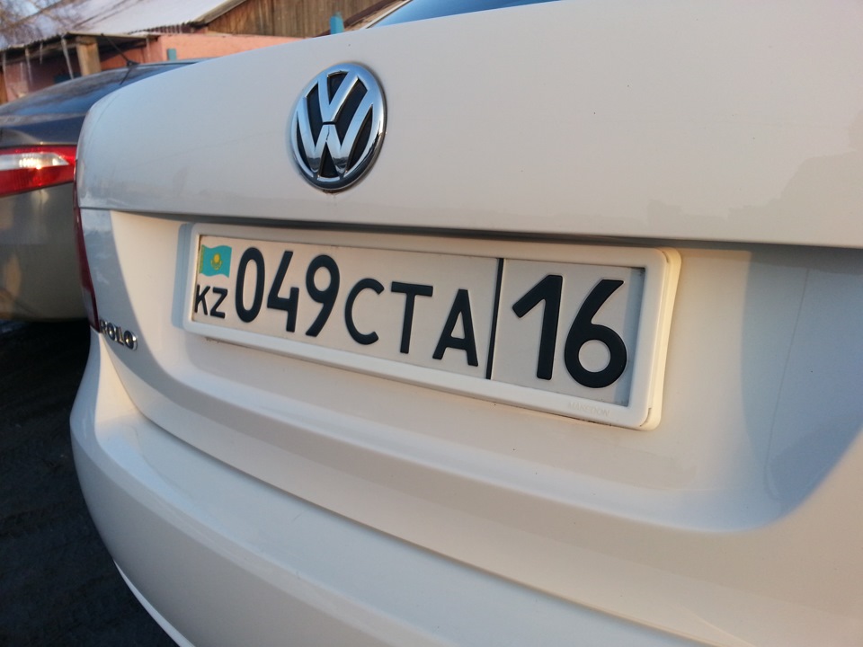 Рамка на гос.номер. — Volkswagen Polo Sedan, 1,6 л, 2013 года | тюнинг ...