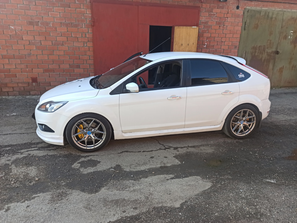 Спойлер с проставками пока нет st + второй задний ход — Ford Focus ...