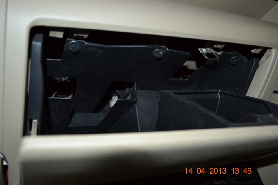 Замена воздушного фильтра в салоне — Mazda Demio (2G), 1,3 л, 2002 года ...