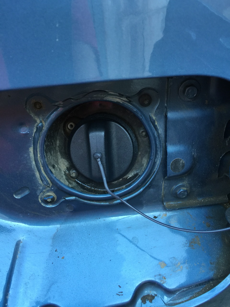 Крышка бензобака — Renault Duster (1G), 1,5 л, 2012 года | аксессуары ...