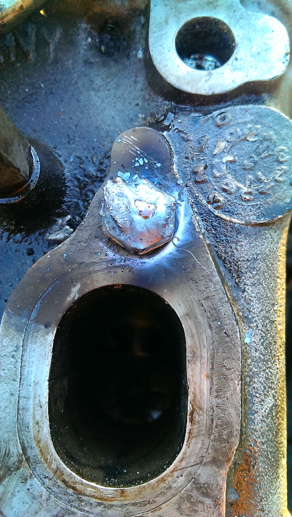 Как выкрутить обломок шпильки. — Audi A6 (C4), 2,6 л, 1995 года ...