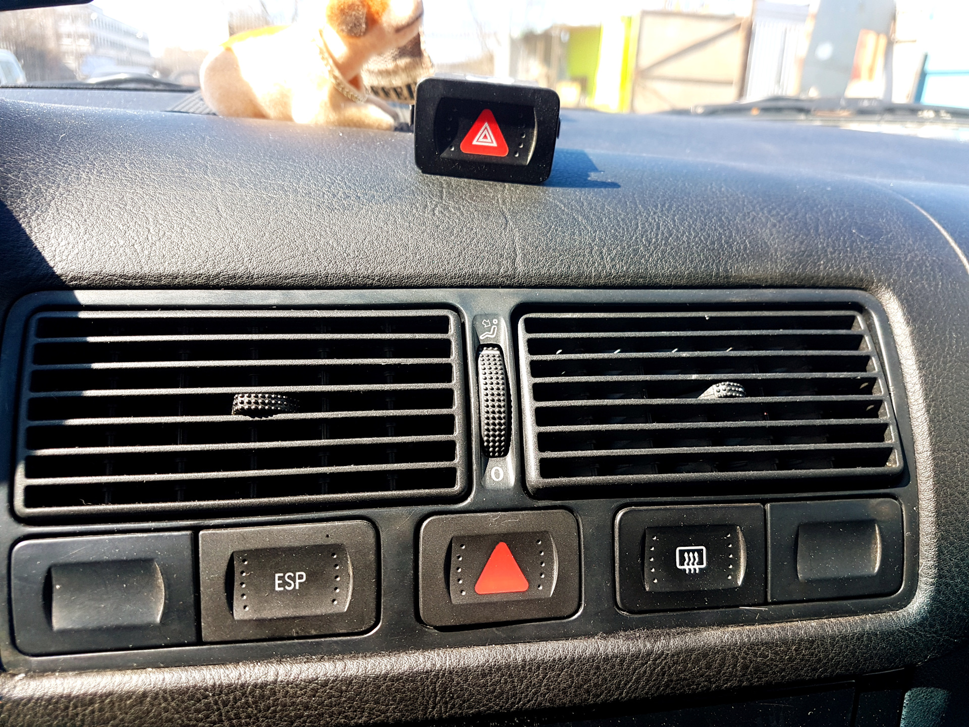 Гольф 6 как снять кнопку аварийки Заменил кнопку аварийки - Volkswagen Golf Mk4, 1,4 л, 1998 года своими руками DR