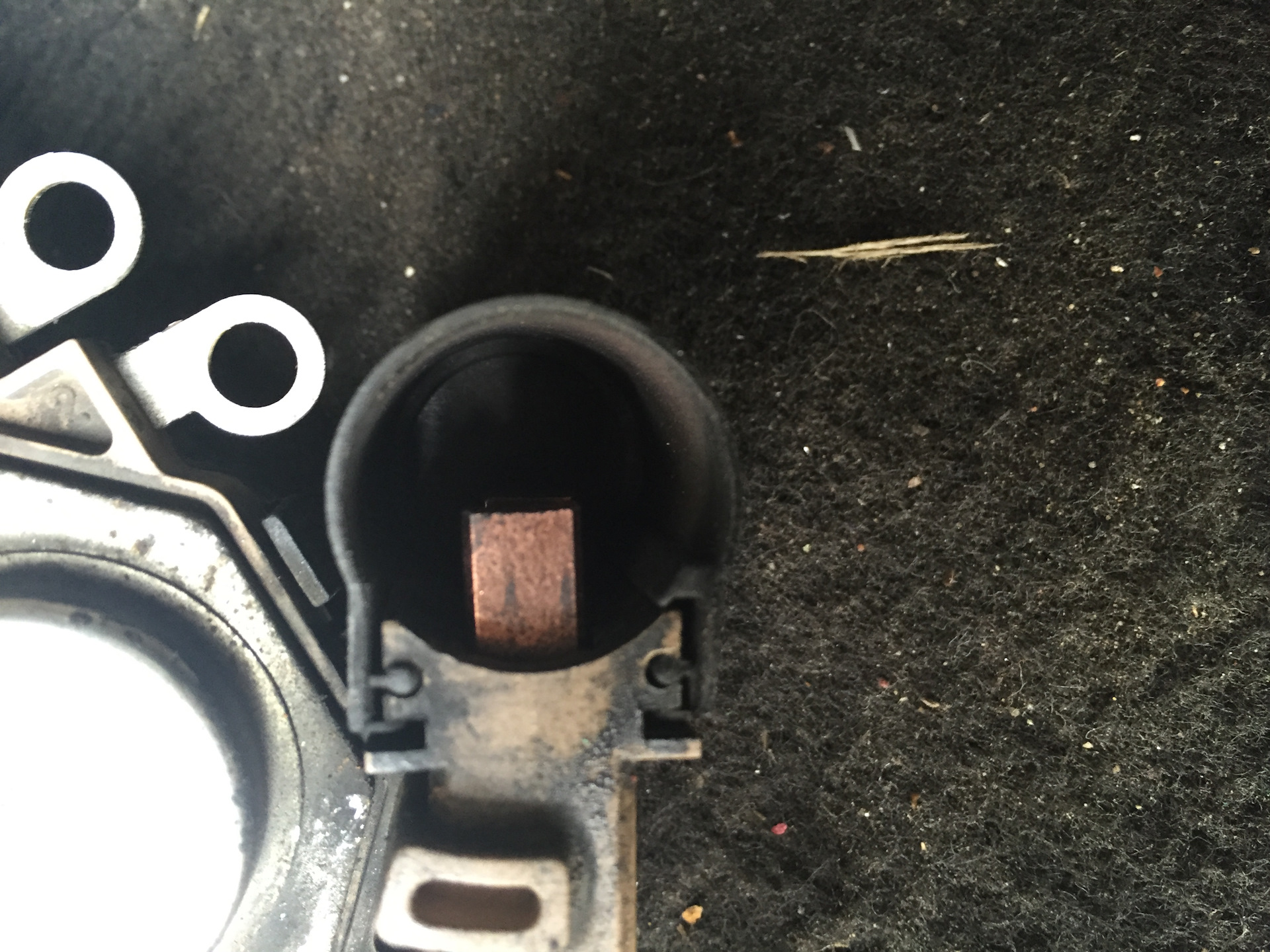 Щетки генератора пежо 206 1. Valeo замена щеток. Valeo замена щеток. Размер щеток генератора валео 90а. Щеточный узел генератора valeo 90a.