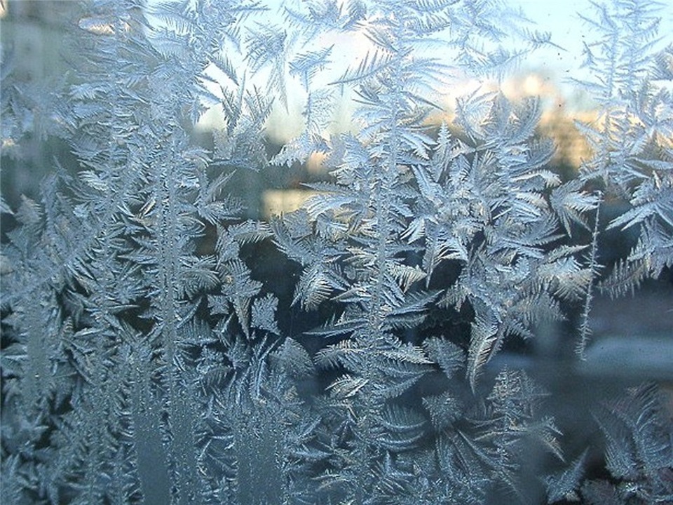 При сильных морозах на стеклах. Зимние узоры на окнах. Узоры Мороза на стекле. Снежные узоры на окнах. Иней на окне.