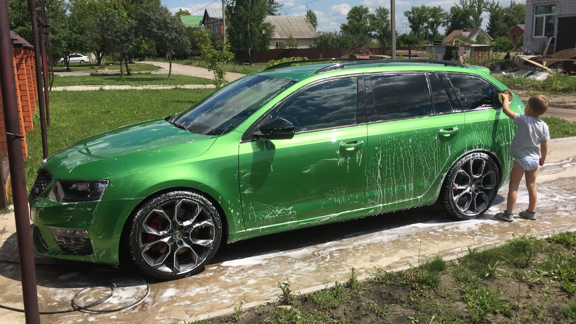 Skoda Octavia RS зеленые суппорта