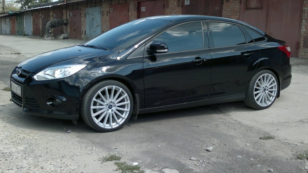 Ford Focus 3 белый хэтчбек на r18