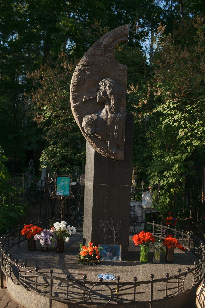 Могила цоя на богословском кладбище. Могила цоя как добраться. Могила цоя как добраться. Могила виктора цоя в санкт-петербурге. Могила виктора цоя на богословском кладбище.