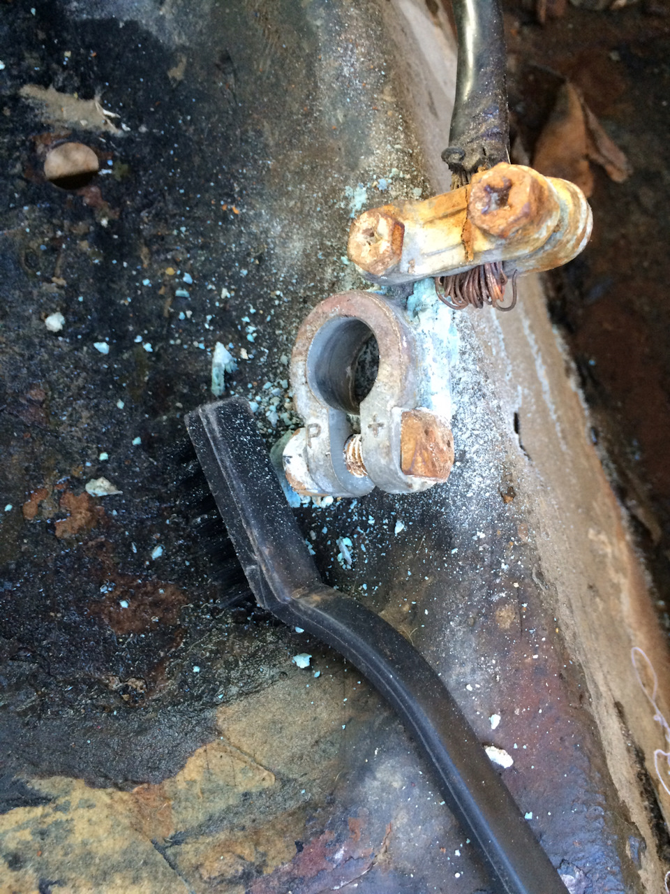 18.05.17 чистка клемм аккумулятора — УАЗ 3303, 2,5 л, 1985 года ...