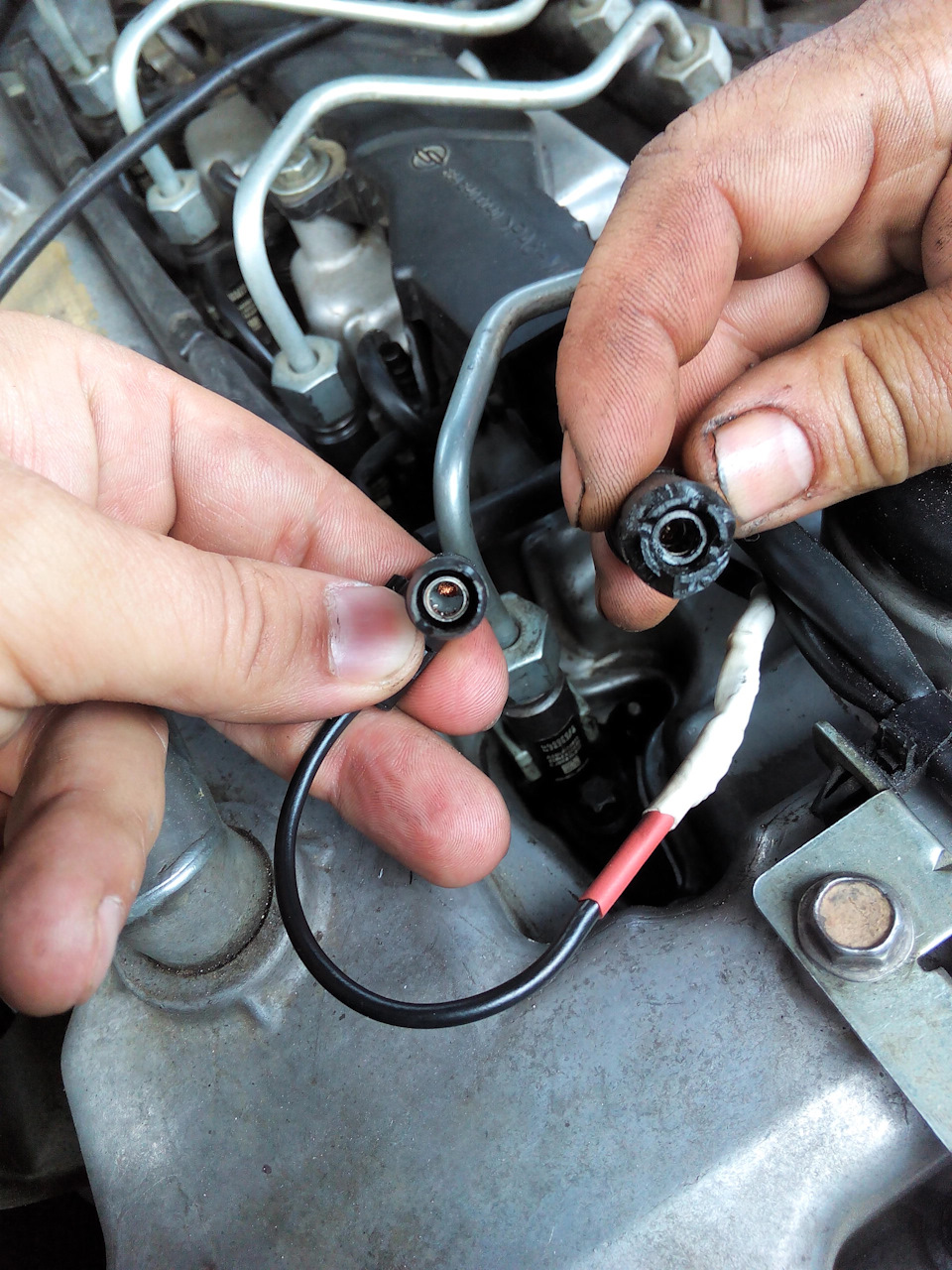 Старый и новый колпачок. УАЗ имеет угол 90 градусов, но это не мешает его установить. — SsangYong Actyon Sports (1G)