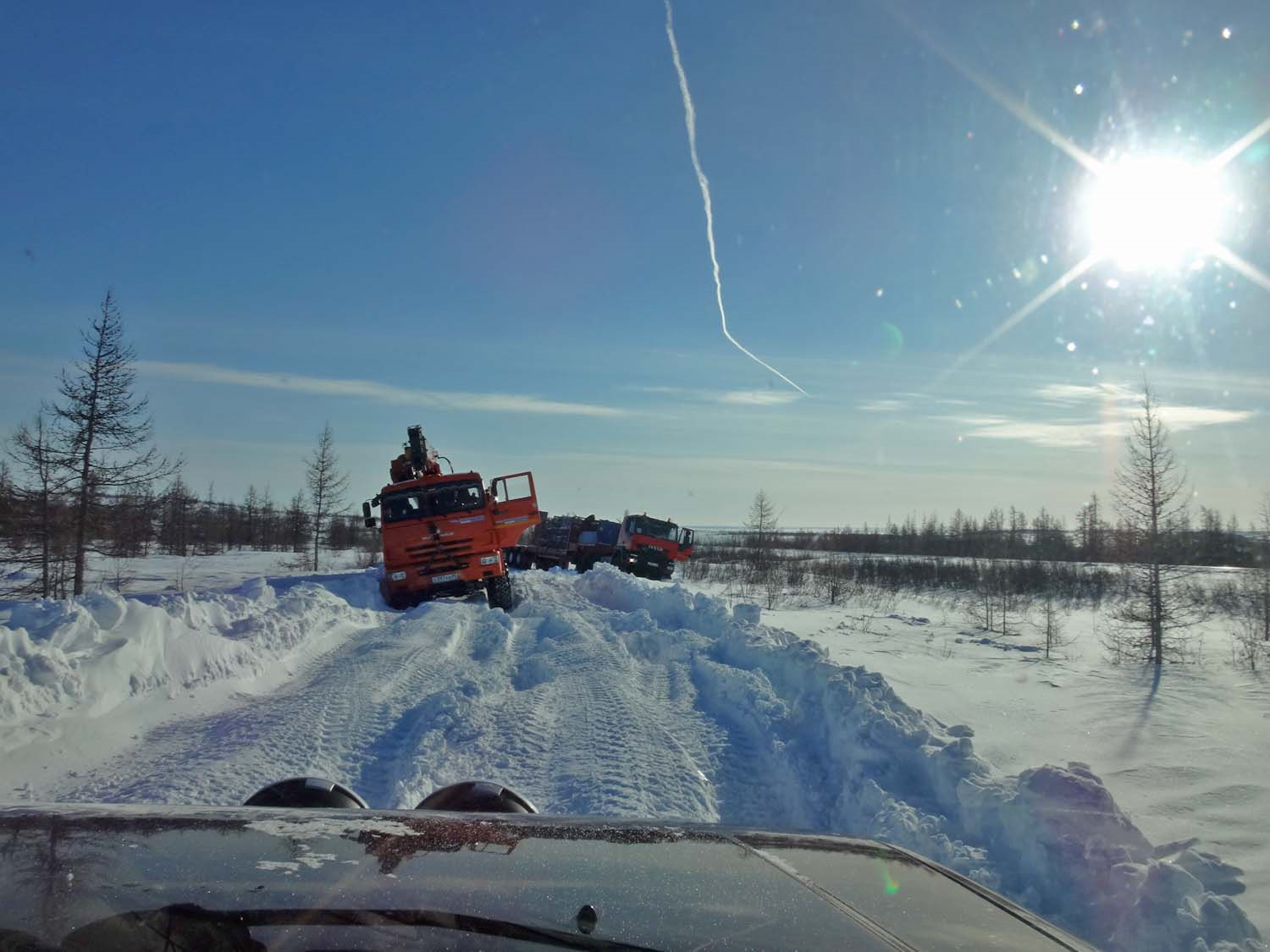 Шел по зимнику камаз колеей