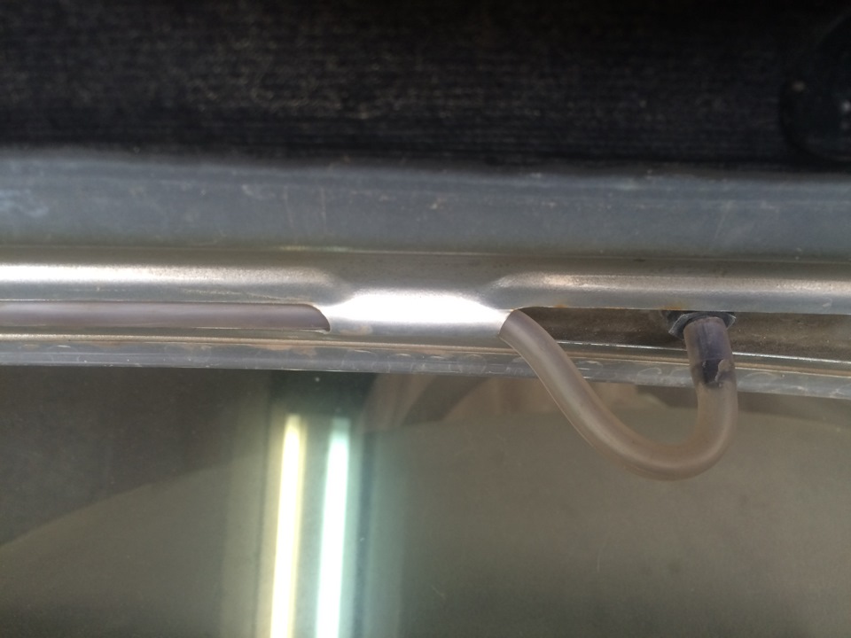 Врезал дополнительный моторчик в бачок стеклоомывателя. — DRIVE2