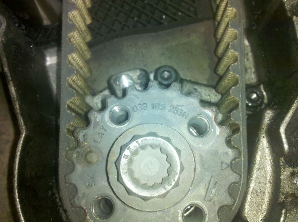 потек передний сальник коленвала — Volkswagen Caddy (3G), 2 л, 2006 ...