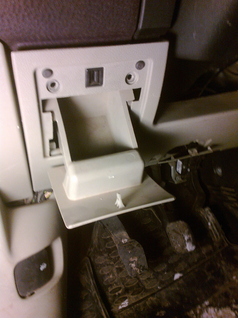 Открываем бардачек под рулем и выкручиваем два самореза, затем оттягиваем панельку бардачка и выкручиваем еще один — Ford Fusion