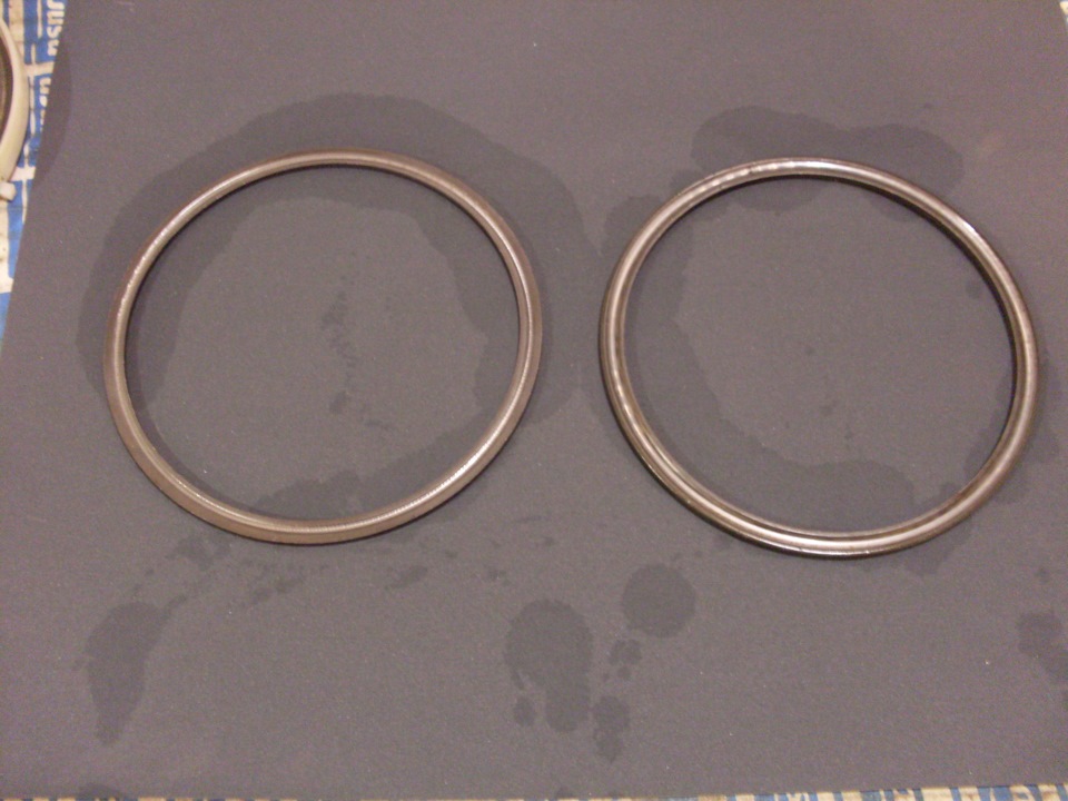 разглядывая обе обоймы я понял, что на новых дорожек для шариков не было вообще. шарики эту дорожку сами себе натоптали. от этого подшипник в целом потерял нужную высоту и появился пружинный лязг. — Audi 100 (C4)