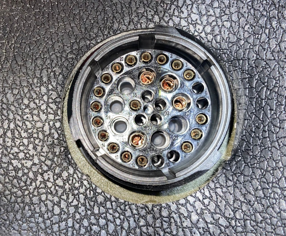 Разъемы и распиновка. 2 круглых разъема в моторной перегородке — ГАЗ ...