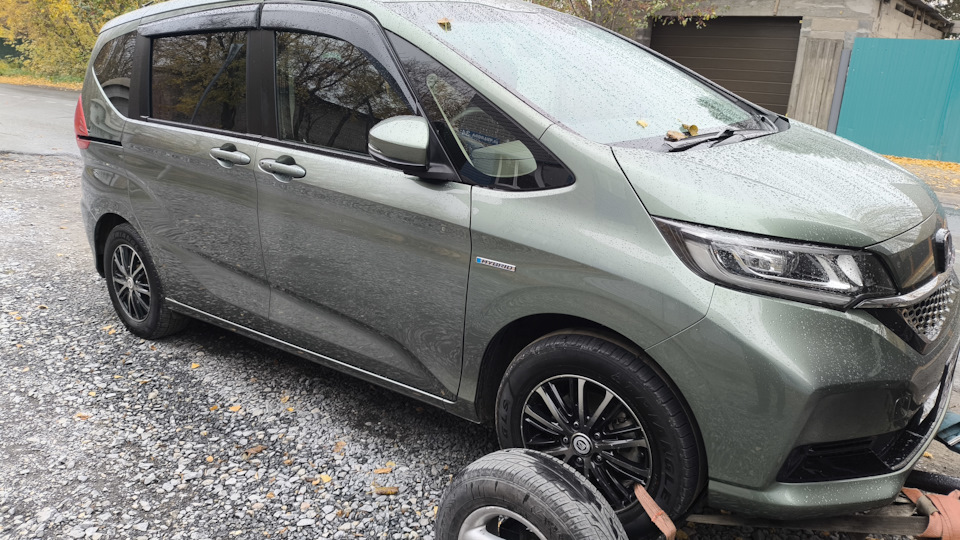 Honda Freed+ green roof
