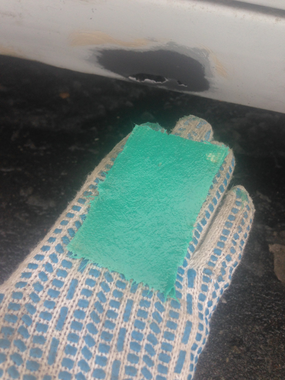 Дальше, вырезал кусочек стеклоткани, полностью пропитал его шпаклевкой, (промазывал резиновым шпателем) — Lada 21053