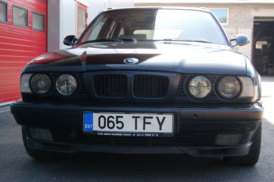 Хелла е34. BMW e34 HELLA Black. БМВ е34 Хелла Блэк. Фары HELLA Black BMW e34. Фары Хелла Блэк е34.