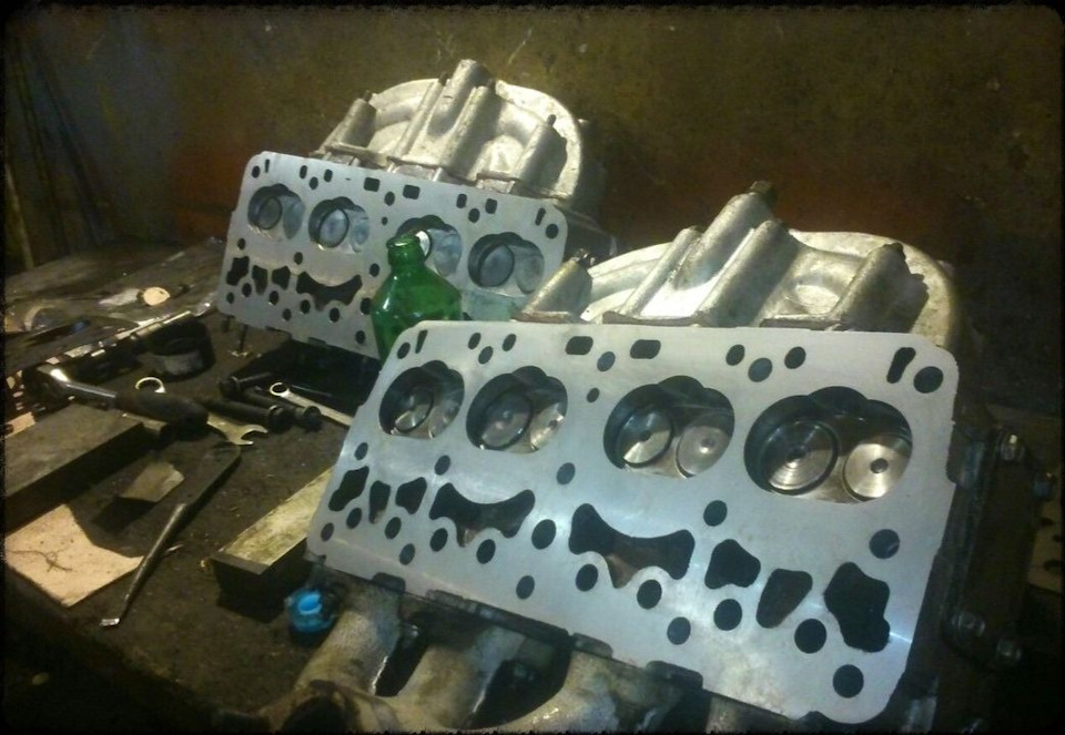 Вторая тоже моя, кстати. Давно хотел собрать наскипидаренный чугунок, но средств пока хватило только на голову. Расскажу как нибудь и про это — Москвич 408