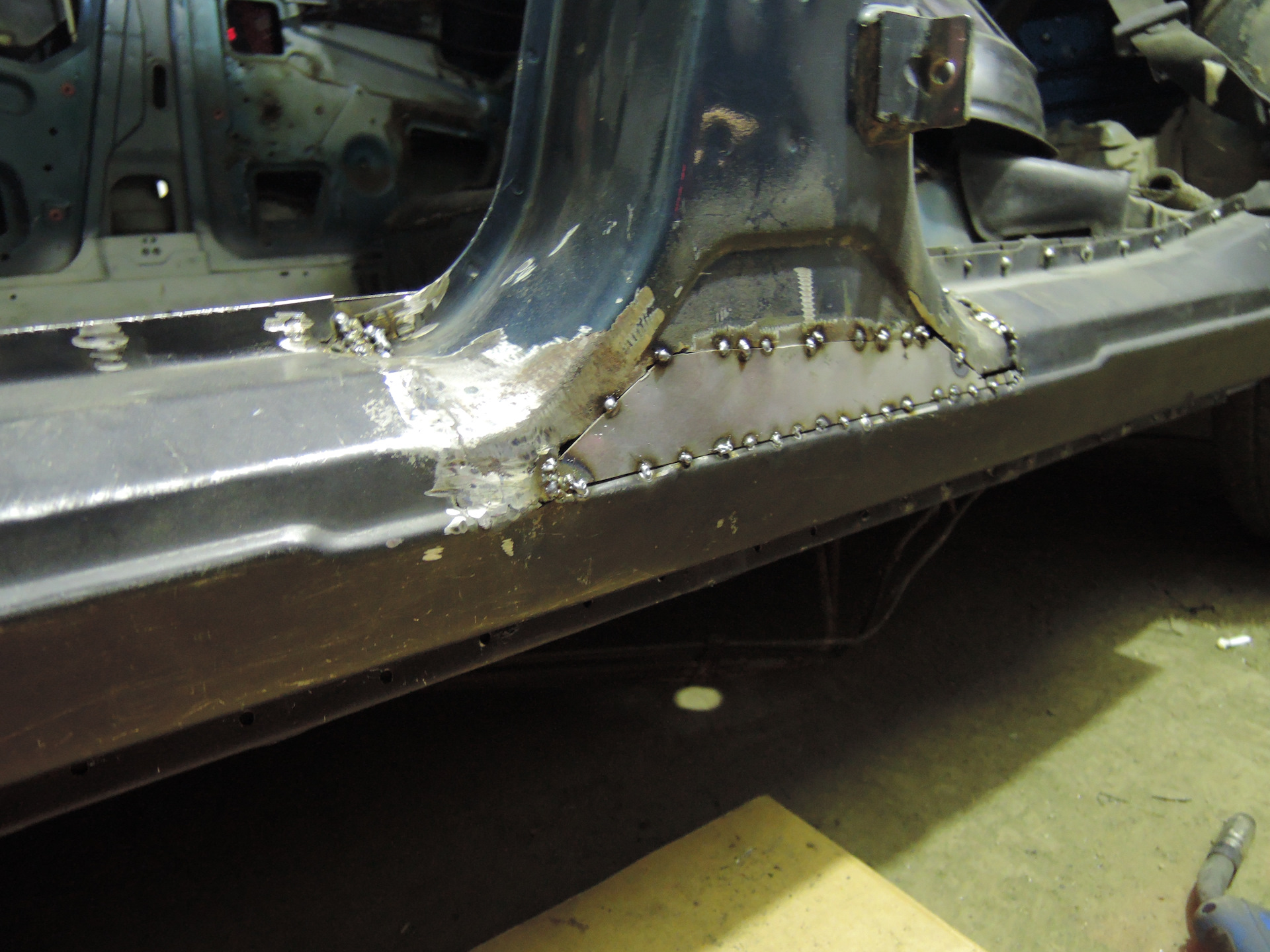 Чем варить пороги. Усилитель порога чери амулет. Ремкомплект порогов чери. Замена порогов чери Тигго. Соединитель дна с порогом Nissan ad.