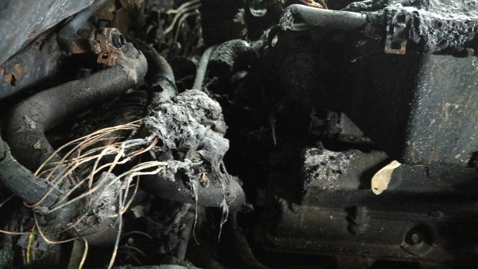 так же не смогли понять что и как тут должно было находиться потому что выгорело напрочь — KIA Sorento (1G)