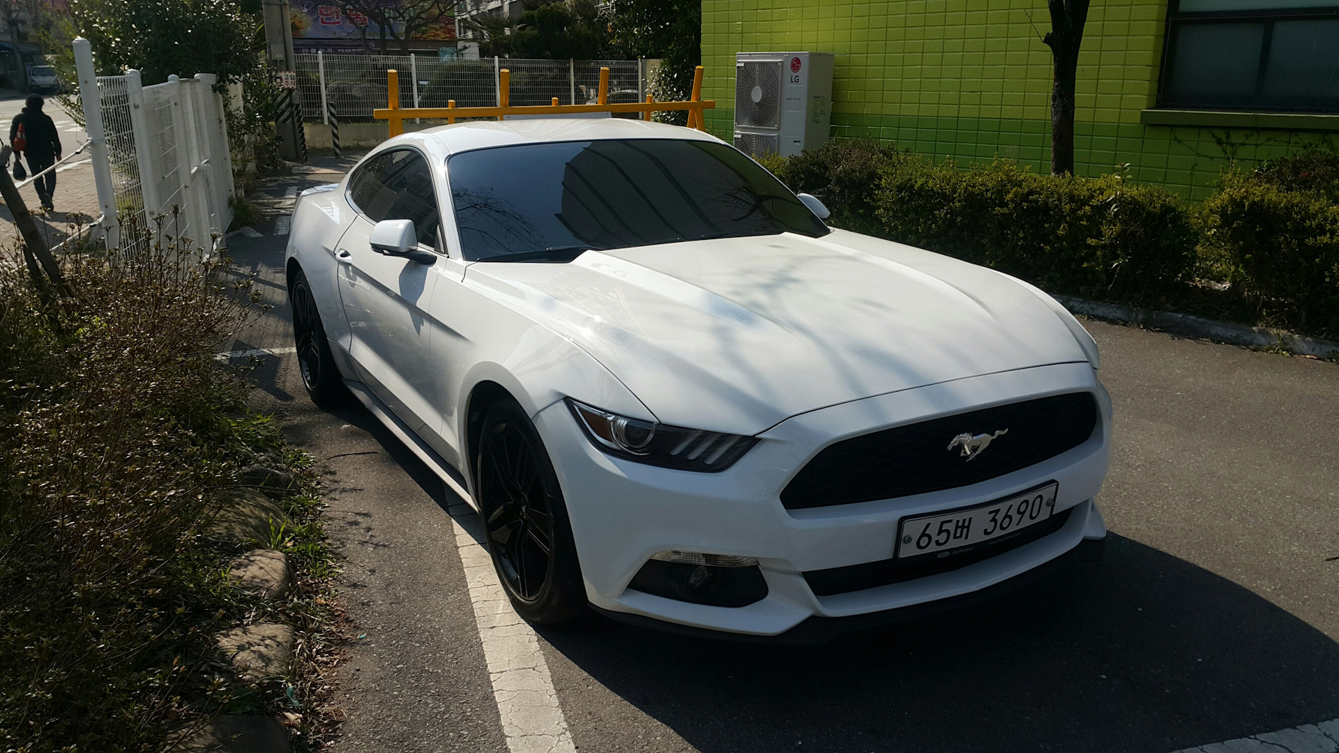 Ford Mustang gt 2022 белый