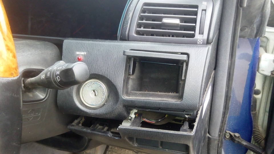 Разбор пластика щитка приборов — Nissan Gloria (11G), 3 л, 2001 года ...