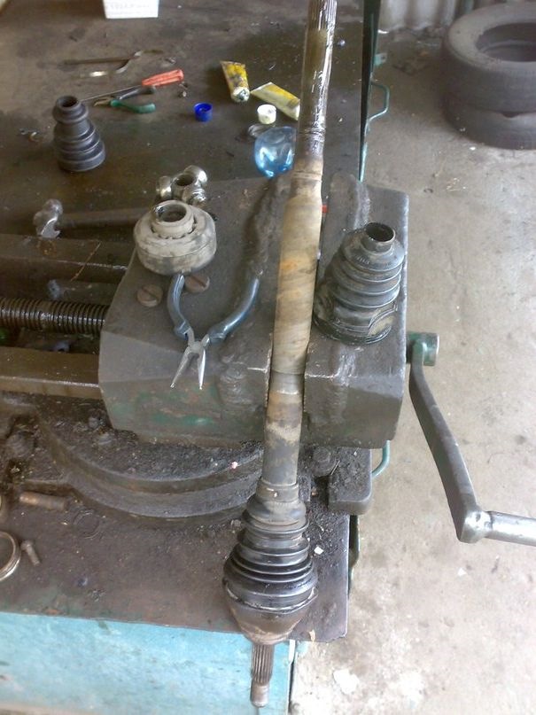 Замена внешнего пыльника правого шруса — Dacia Logan (1G), 1,6 л, 2006 ...