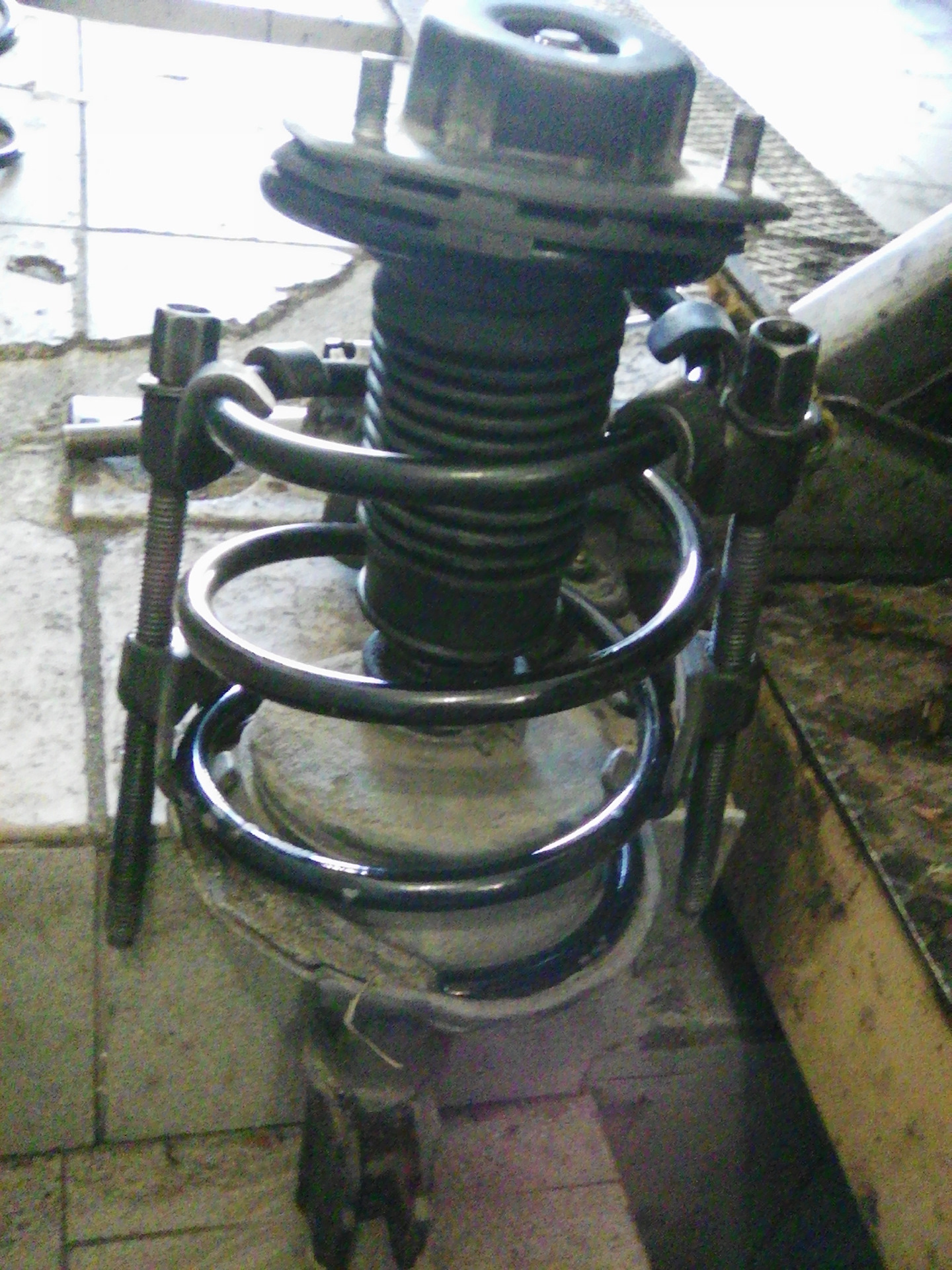 установка передних пружин. передние пружины солярис 1. нива пружины на ваз 2107 задние. 8 артикул. стойки пружинные discovery 3.