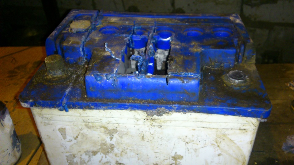 взорванный акб istok. взорвался аккумулятор. взорвался автомобильный аккумулятор. взрыв аккумулятора автомобиля. аккумулятор автомобильный сломанный.