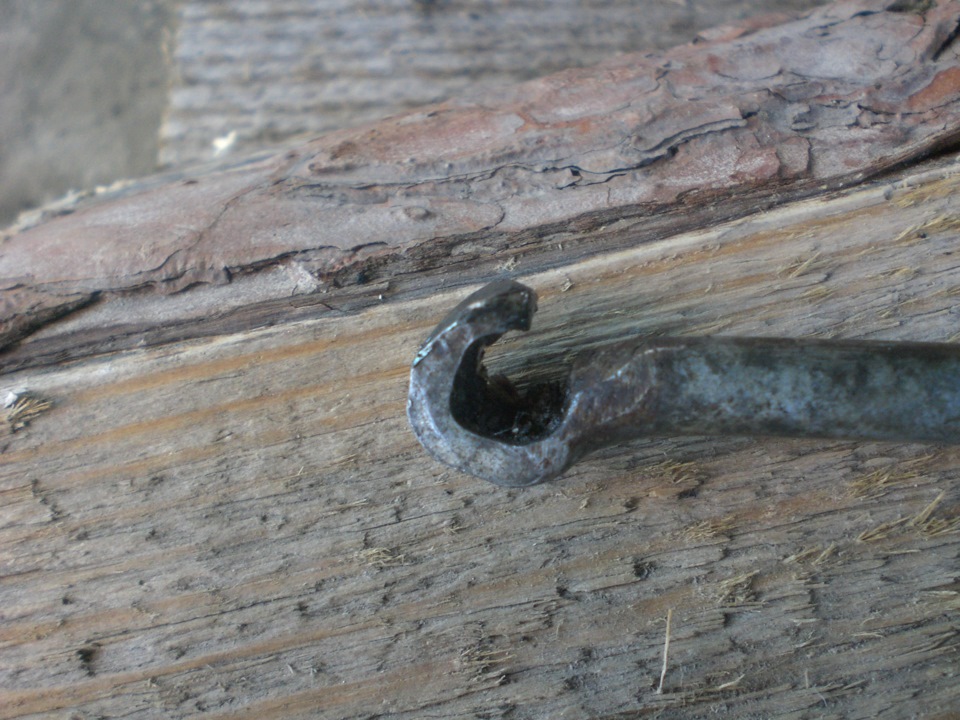 Самодельный съемник сальников и колец от подшипников с моста. Сам крючок. — SsangYong Musso