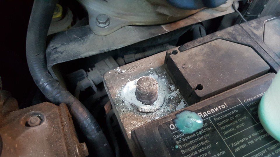 Устранение шубы окислов на клемме аккумулятора — Volkswagen Sharan (1G ...