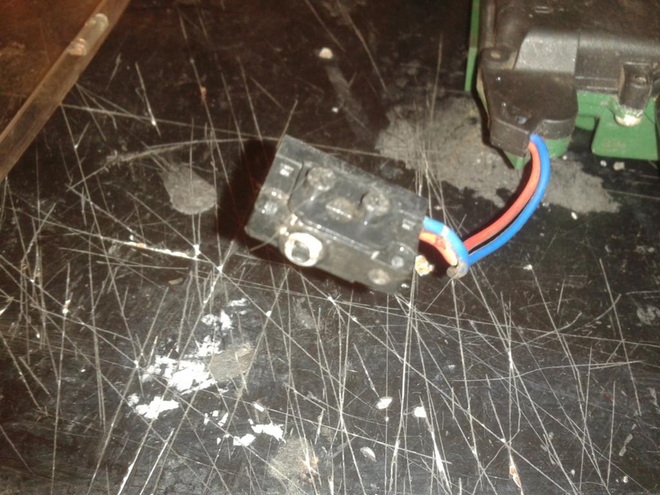 Пассат б5 не закрывается водительская дверь с брелка. Микрики пассат б5. Микрик замка пассат б6. Пассат б5 микрик двери номер. Микрики пассат б5.