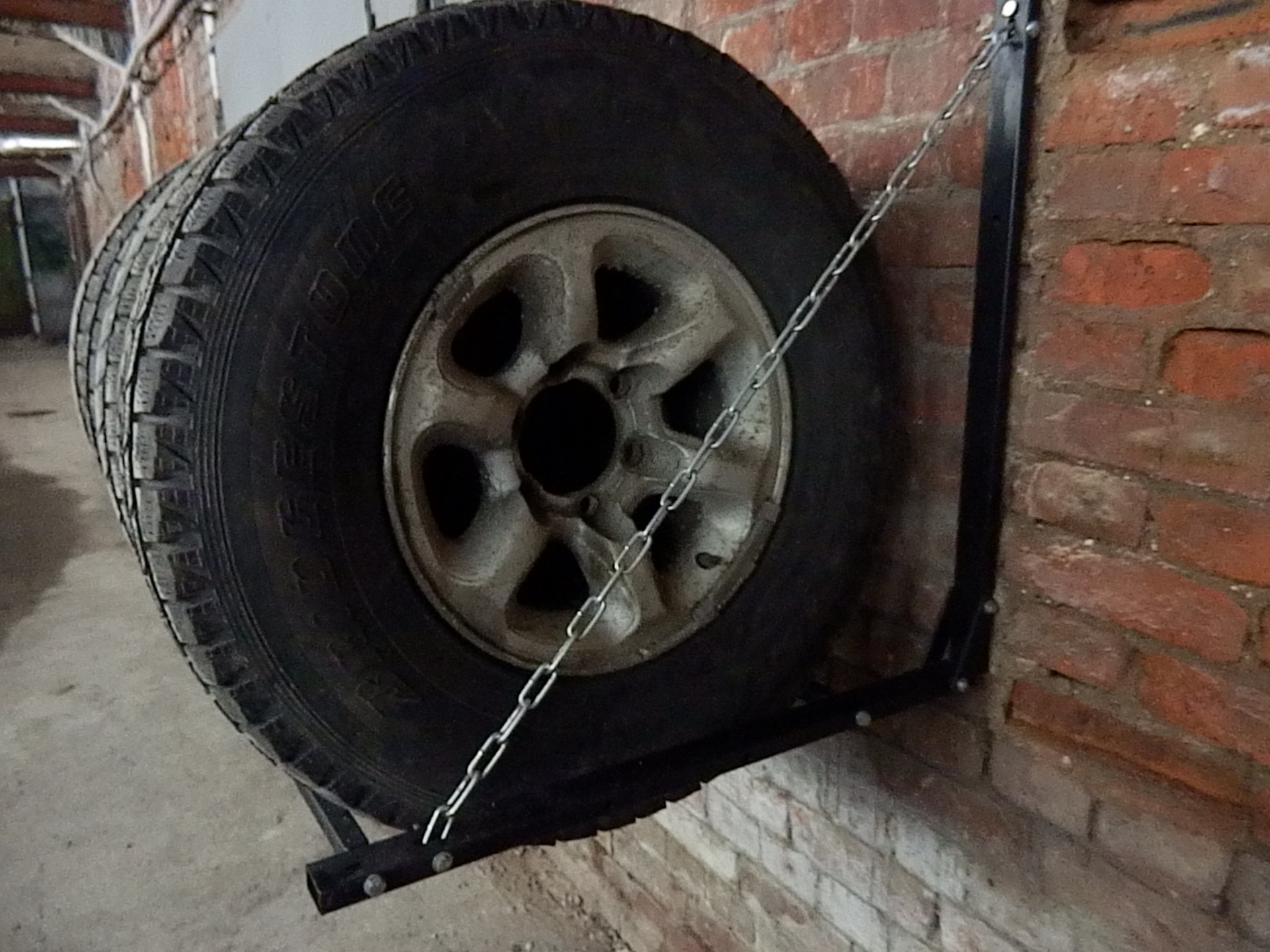 Хранение колес в гараже своими руками