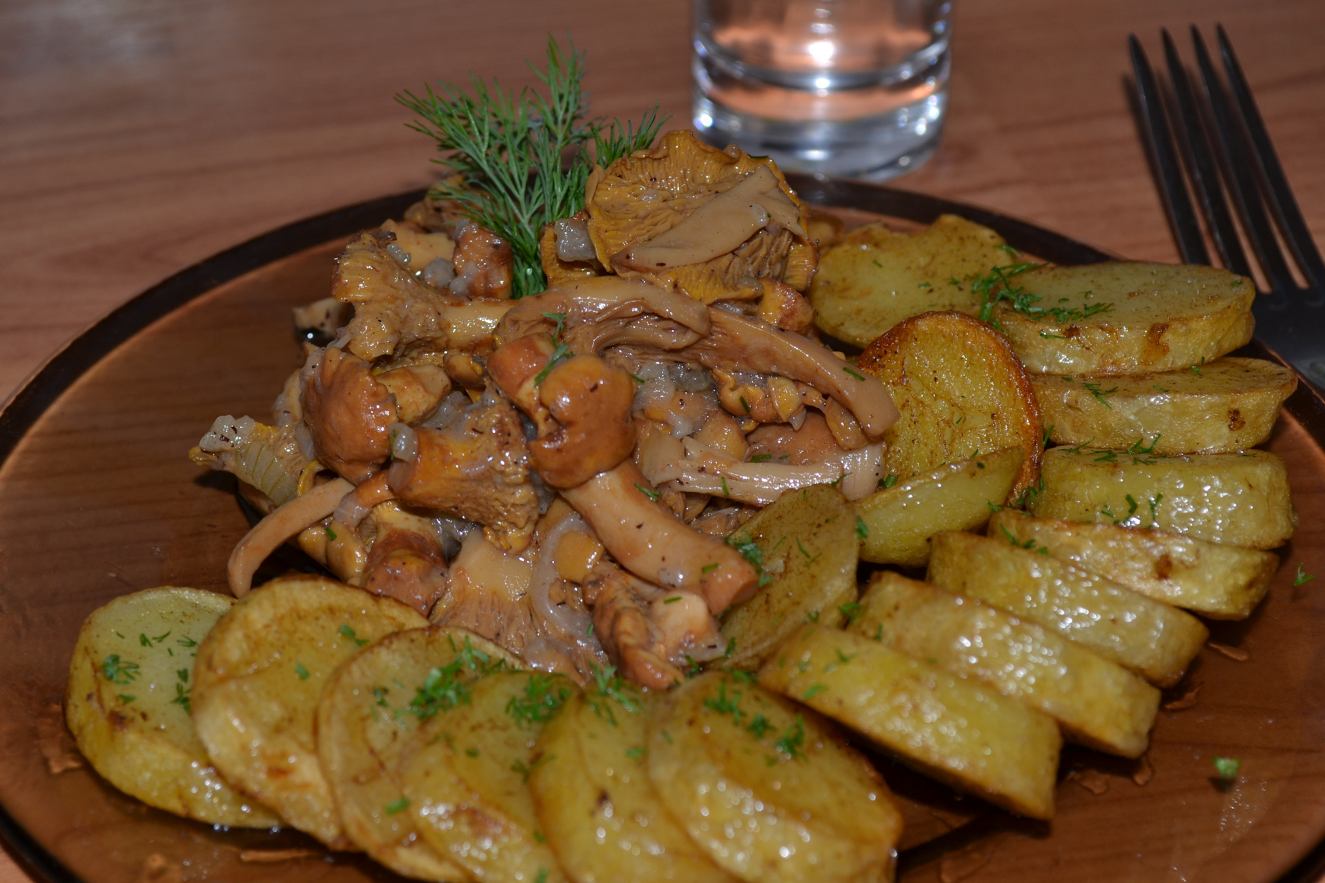 Жареная картошка с грибами лисичками и луком