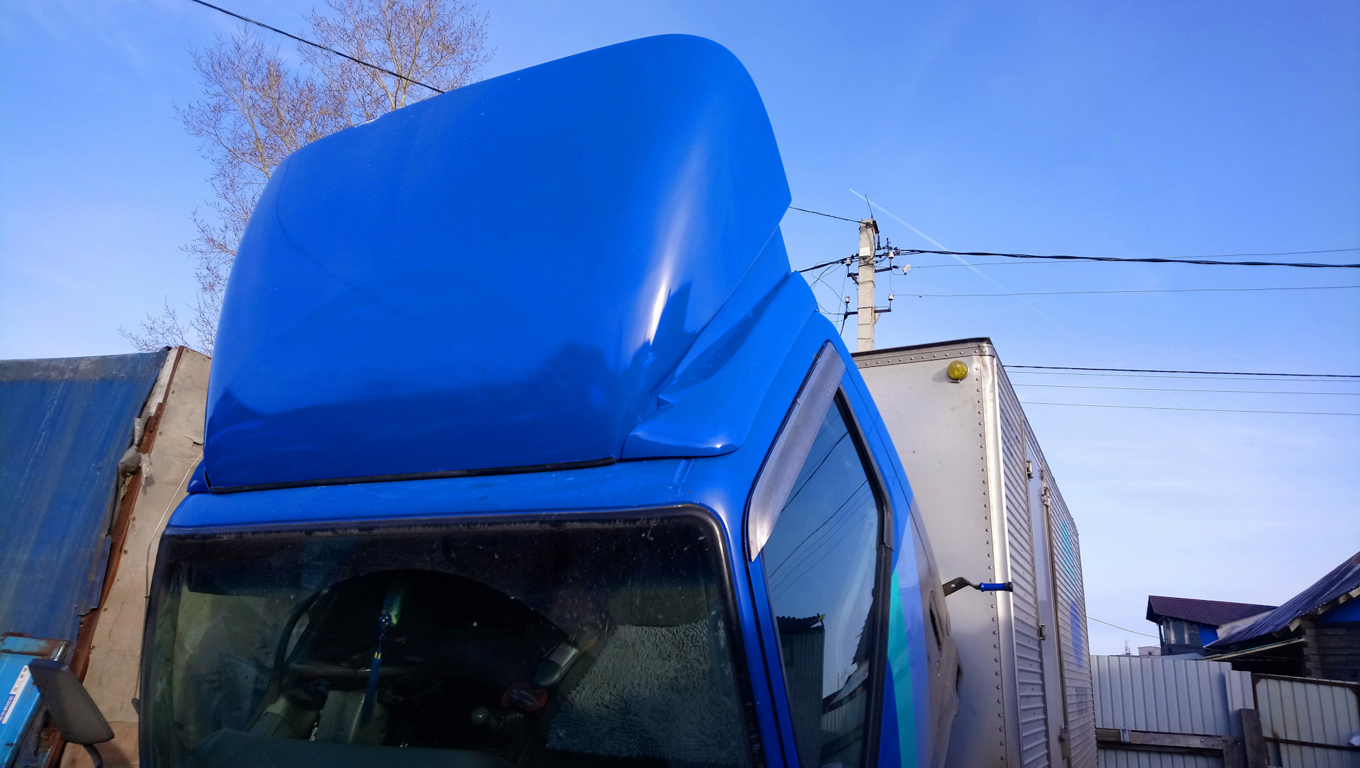 Спойлер на митсубиси кантер узколобый. Грузовой рефрижератор k11121. Спойлер кантер широкий. Обтекатель митсубиси кантер. Спойлер митсубиси кантер.