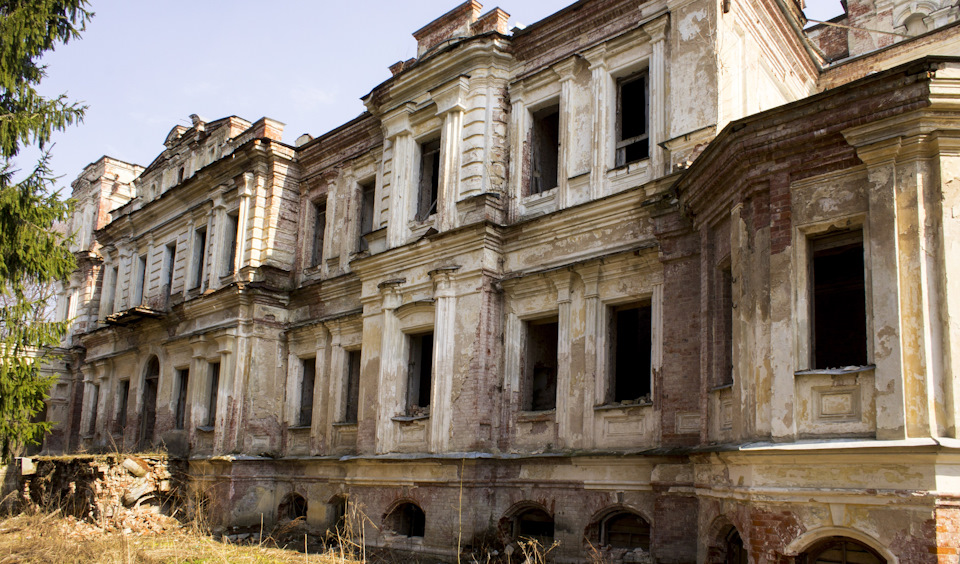 Степановское-Павлищево — бывшая усадьба дворян Степановых. Сохранившиеся постройки и основная часть парка относятся к концу XIX века. — УАЗ 315195 Hunter