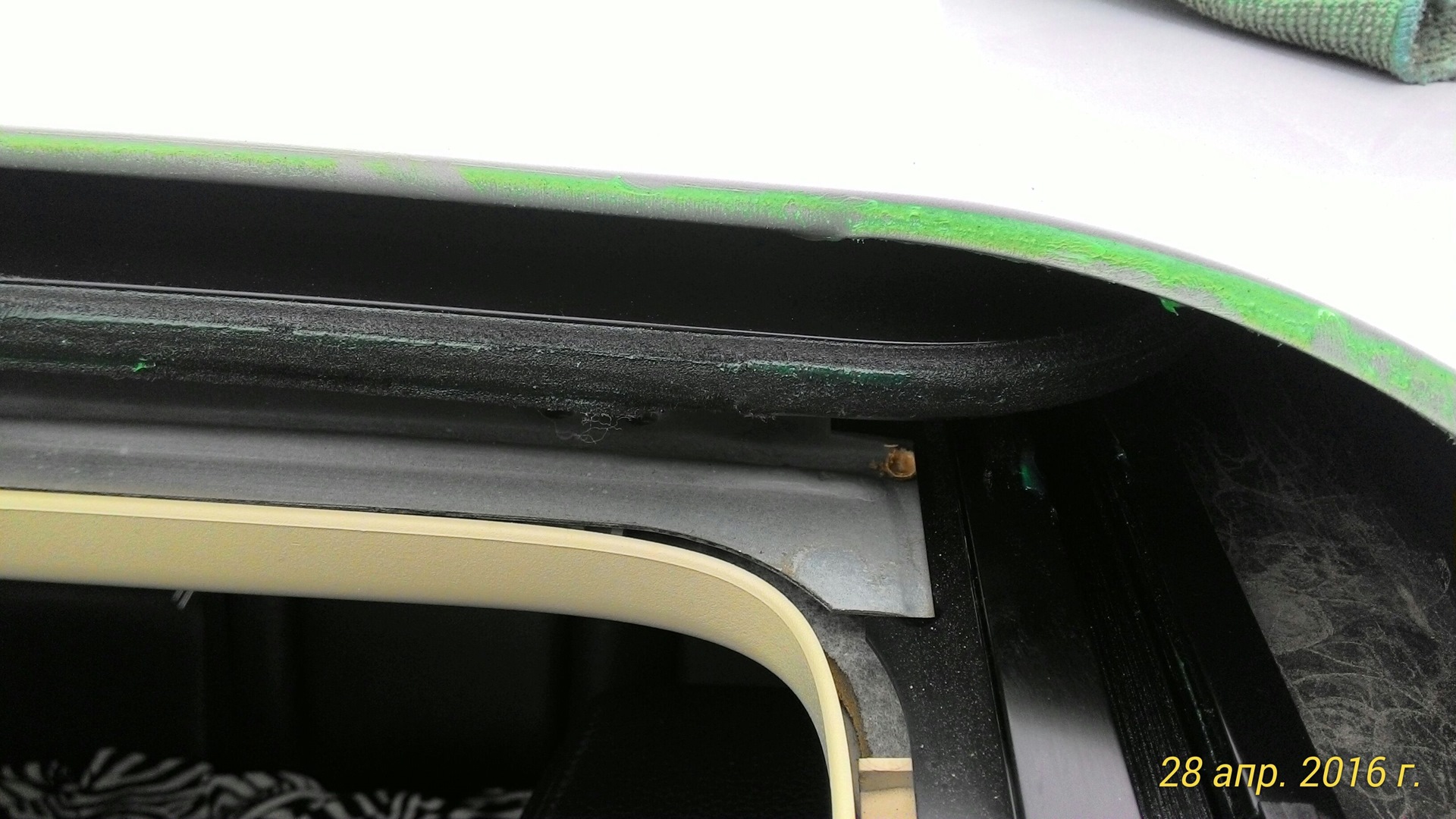 Скрежет люк. Скрипит люк. Ремкомплект панорамного люка бмв х3 е83. Дренажная трубка saab 9-3. Течет люк audi a8 2011.