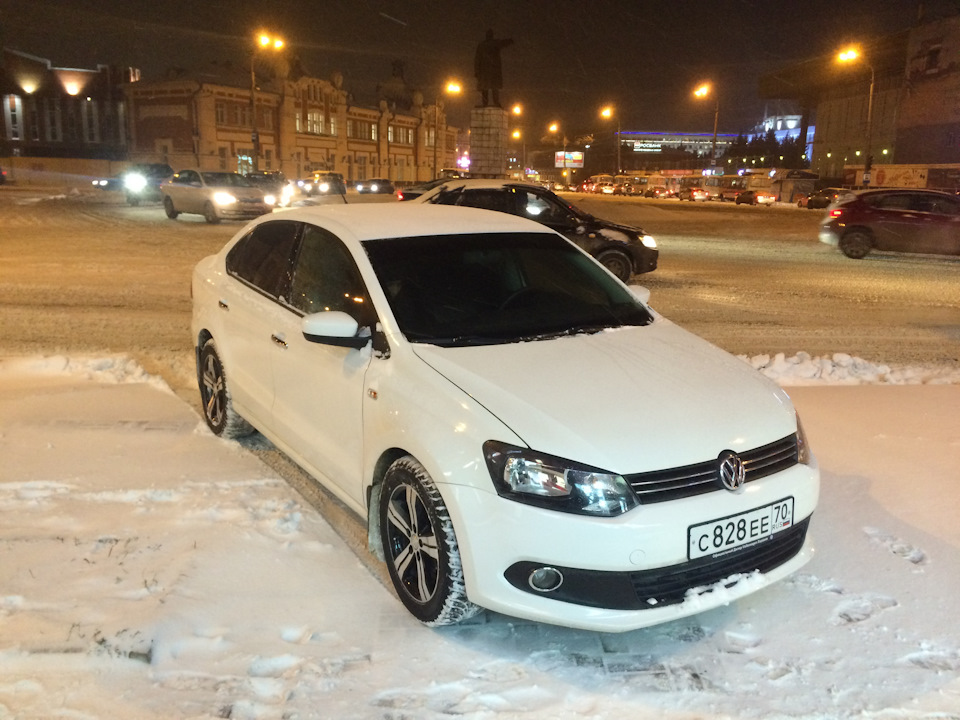 Белый седан Volkswagen Polo зима