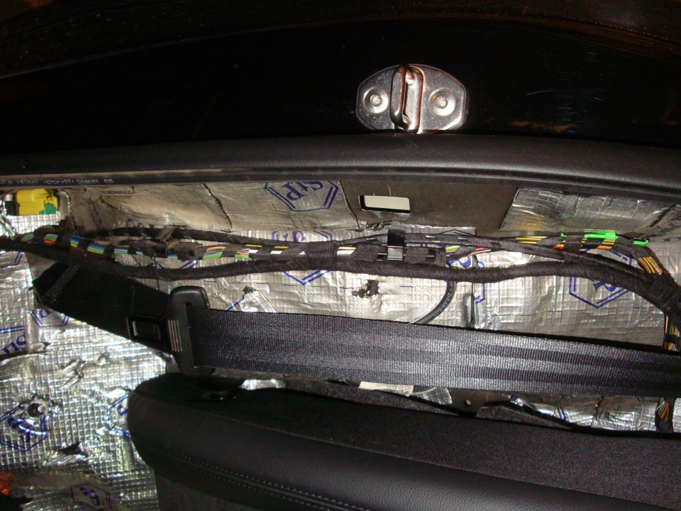 тянем жгут проводов по порогу — Volkswagen Passat B6