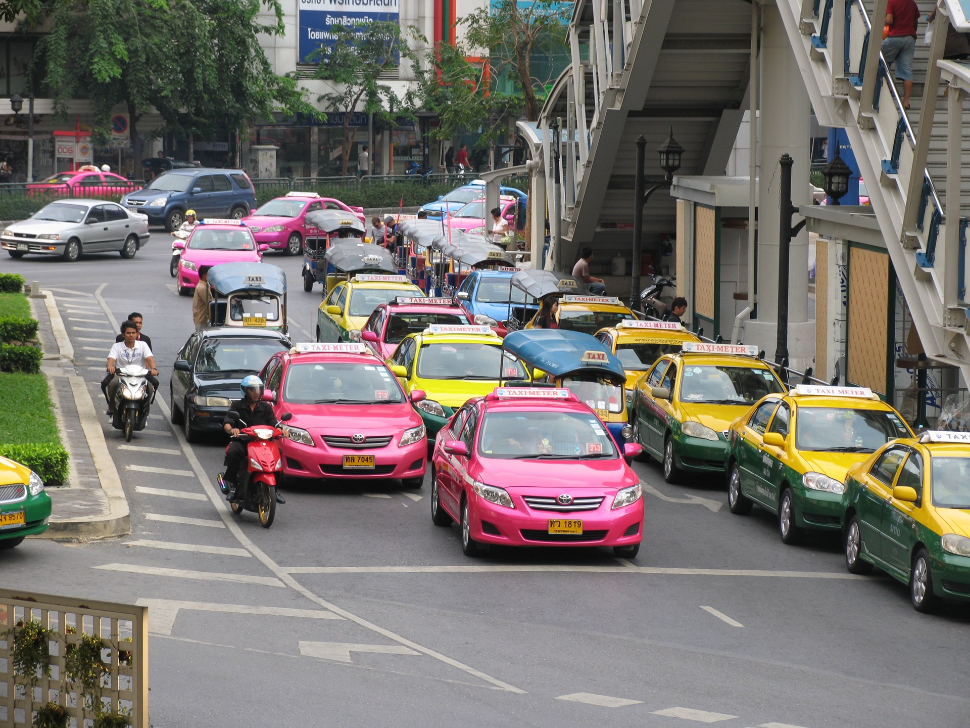 Авто бангкок. Бангкок машины. Такси Бангкок. Цветочное такси. Цвет такси.