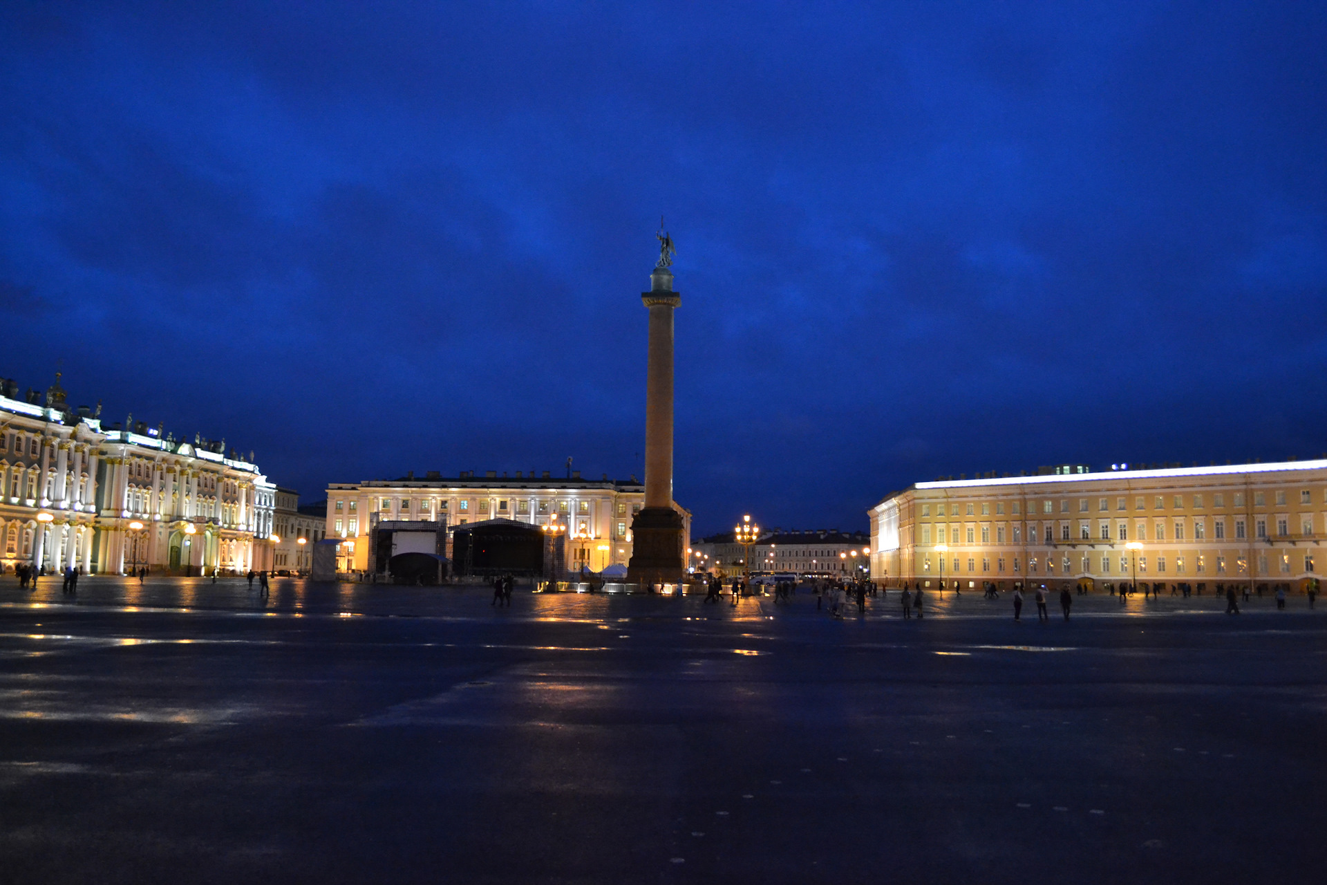 Куда сходить ночью в СПБ