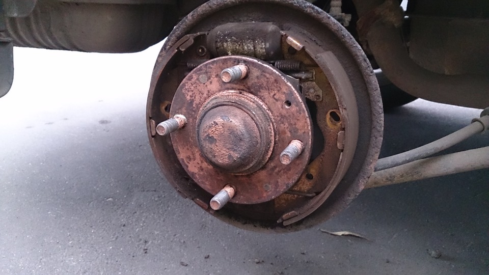 Замена задних тормозных колодок(барабан) — Hyundai Elantra (3G), 2 л ...