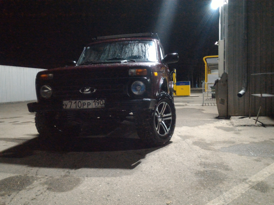 Амортизаторы от паджеро на ниву 2121. db1d561s 960. Амортизаторы от паджеро на ниву 2121 фото. Амортизаторы от паджеро на ниву 2121-db1d561s 960. картинка Амортизаторы от паджеро на ниву 2121. картинка db1d561s 960. В общем хочу на своей Ниве в скором будущем доработать подвеску. Подсказали вариант с амортизаторами от Мицубиси Паджеро 1991 — 1998 г.в. Почитав множество форумов, увидел, что амортизаторы такие действительно довольно распространены среди Ниво и Шнивоводов, причем чаще такие ставят на Шниву, чем на Ниву, поэтому вопрос задаю тут. Передние в сжатом положении на 1 см короче Шнивоских, но ход у них больше на тот же 1 см., поэтому получается один в один. Задние в сжатом положении точно такие же как и Шнивовские, а ход у них больше на 3,5 см. и это очень прелестно. Конкретно хочется услышать про газо-масленные амортизаторы "Tokico", так как они оптимально подходят мне по соотношению цена/качество и судя по отзывам они даже более надежны, чем "Каяба". Если кто то слышит о таких впервые и кому интересно, каталожный номер на "Экзисте" у передних Е3560, у задних Е2800.В общем читать отзывы в посторонних форумах — это одно, а услышать мнение на родном сайте — это другое. И так: Кто ставил такие аморты на свою Шниву? Как по ощущениям и самое главное по ресурсу? Заранее спасибо за ответ.