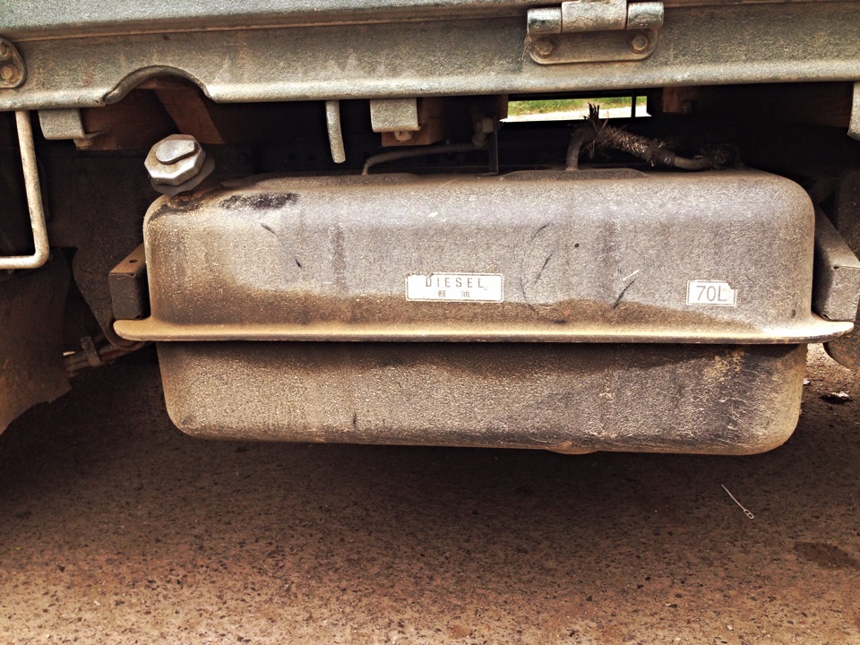 Течет из под прокладки крышки горловины бака. — Mitsubishi Canter, 2,7 ...