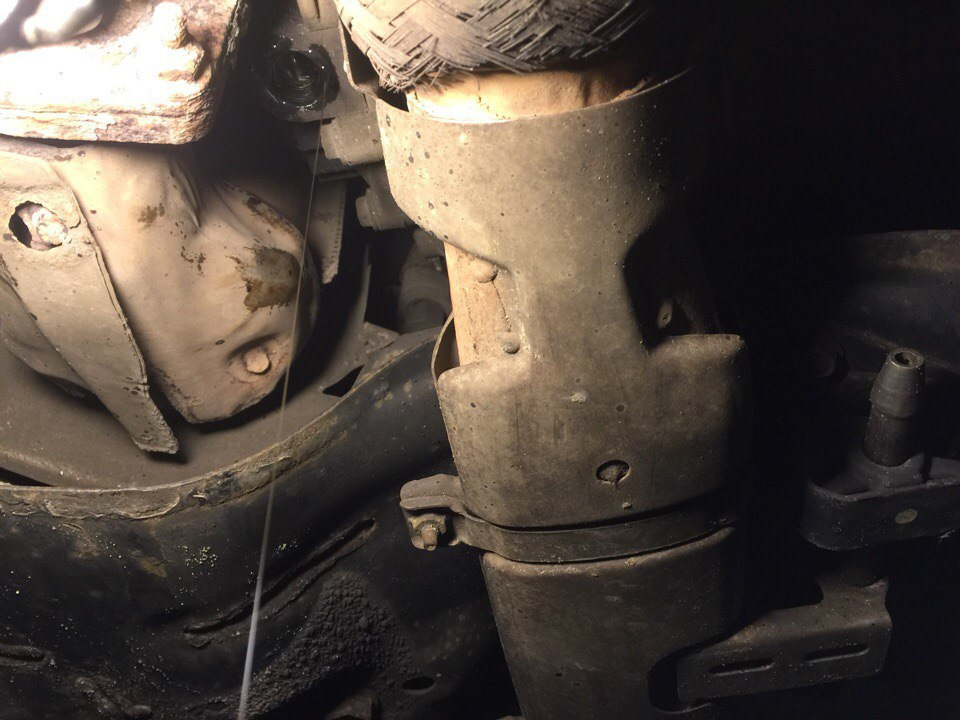 Замена левой втулки стабилизатора, смена масла в раздатке, заднем ...