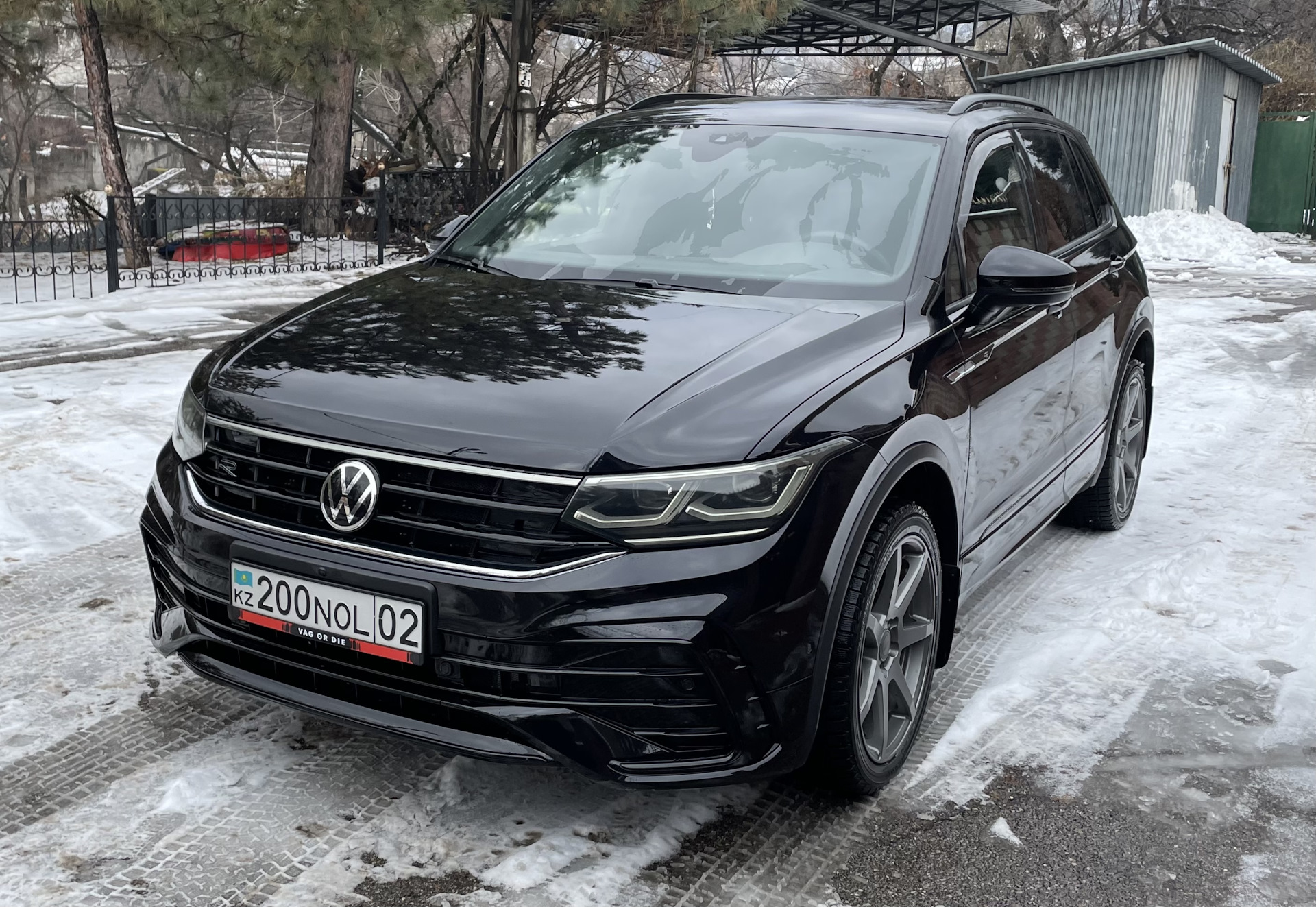 Продать тигуан. Tiguan 2 Highline. Tiguan 2 Highline черный. Фольксваген Тигуан 2018 черный. Парковочный ассистент Фольксваген Тигуан.